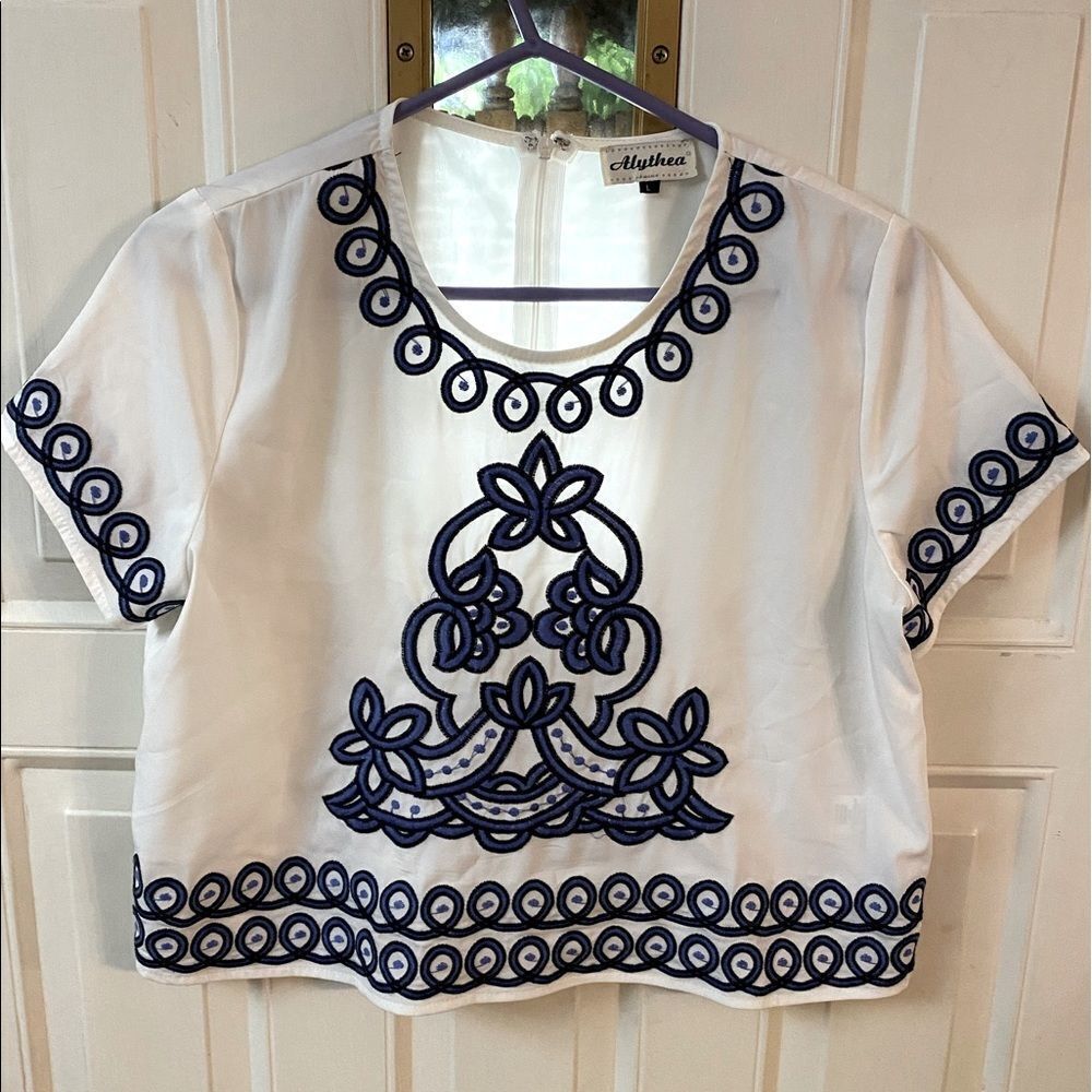 alythea blue and white embroidery crop top large
